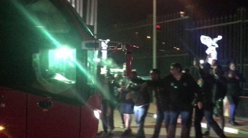 Lider Beşiktaş "şampiyon" Tezah&uuml;ratları Ile İstanbul'a Geldi