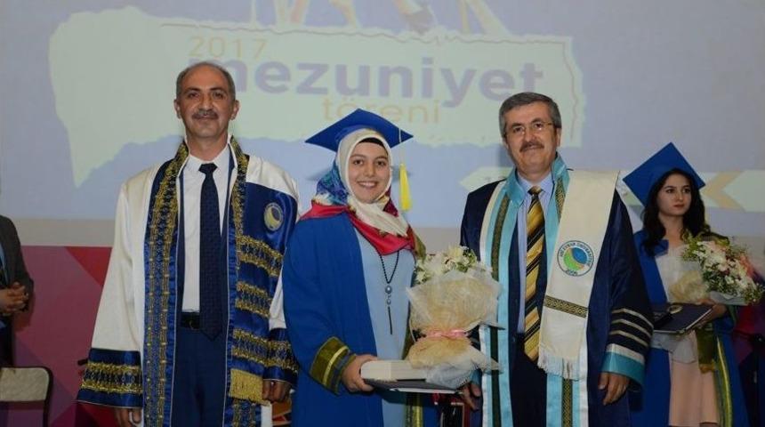 Ae&uuml; 2016-2o17 Mezunları Ahilik Yemini İle Kep Attı