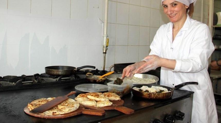 Maddi Sıkıntıdan &Uuml;niversiteyi Bırakan 2 Kız Kardeş Patron Oldu