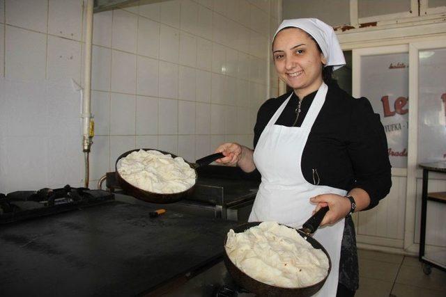 Maddi Sıkıntıdan Üniversiteyi Bırakan 2 Kız Kardeş Patron Oldu