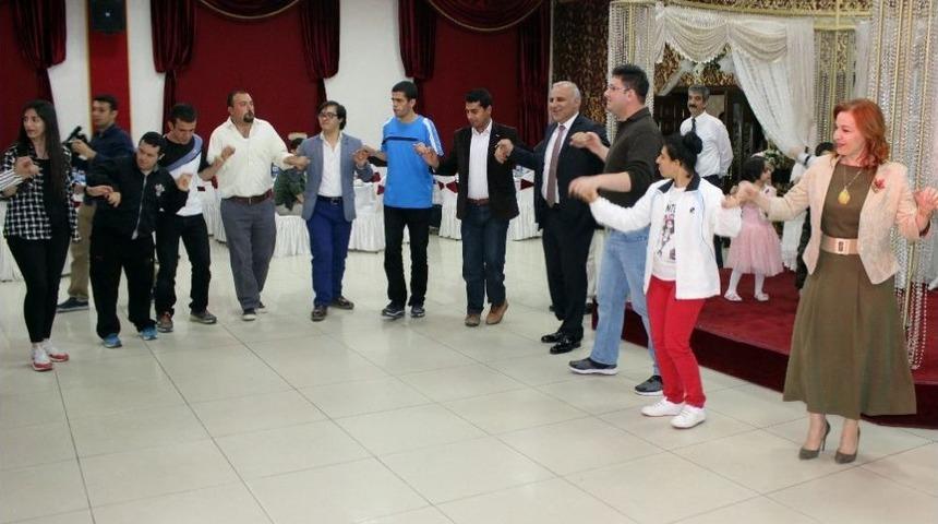 Vali İle Halay &Ccedil;eken Engelliler Doyasıya Eğlendi