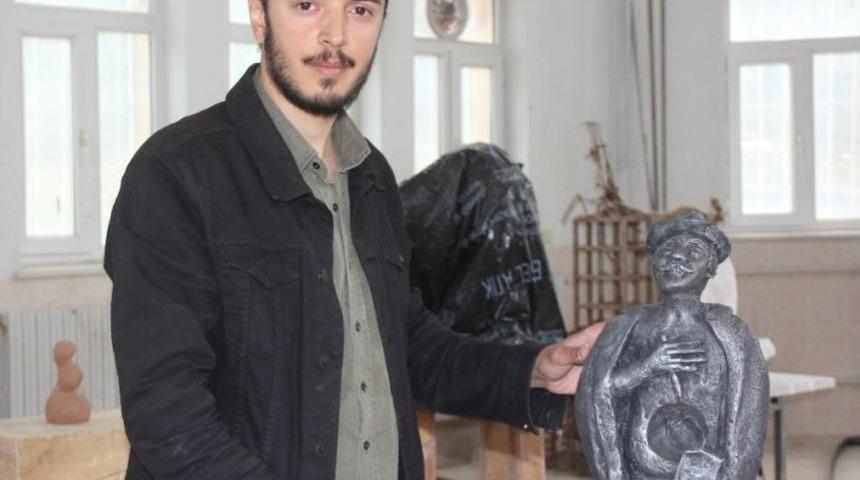 Etkilendiği Kitap Karakterinin Heykelini Yaptı
