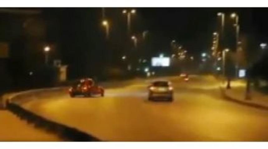 Trafik Magandası Eski Model Ara&ccedil;la Sahil Yolunu Birbirine Kattı