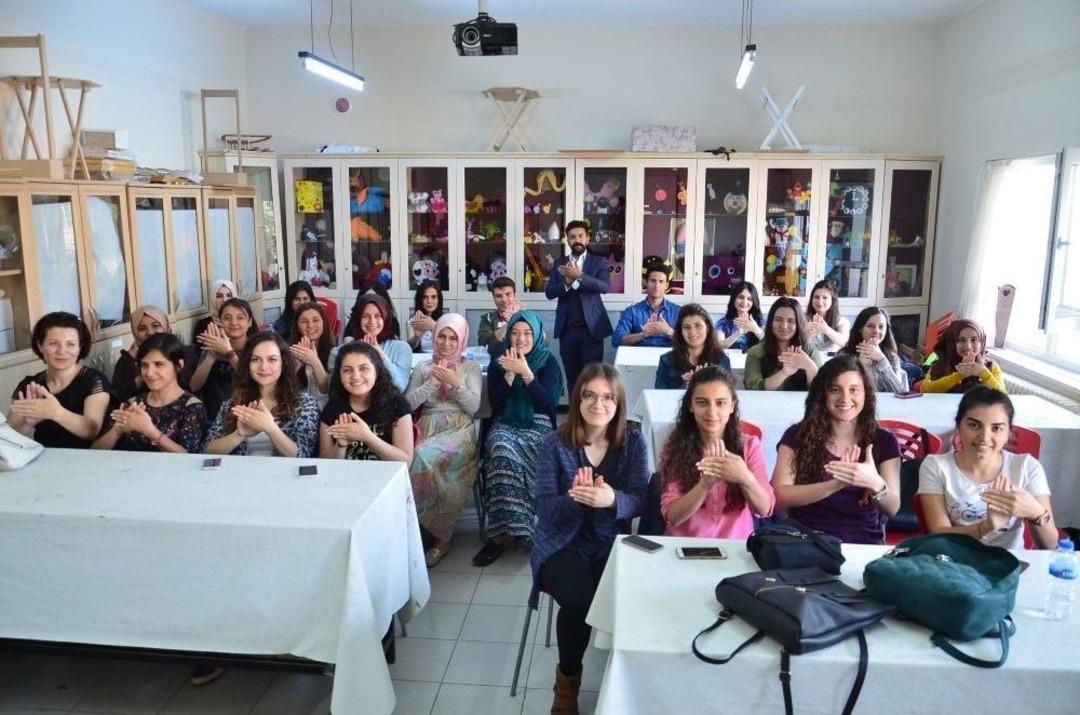 (&ouml;zel Haber) Bu &Ouml;ğrenciler Şarkıları İşaret Dilinde S&ouml;yl&uuml;yor