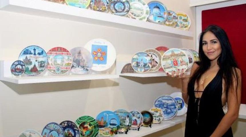 Turistlerin Getirdiği &Uuml;lke Tabaklarından Koleksiyon Yaptı