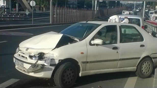 Direksiyon Hakimiyetini Kaybeden Kadın Sürücü Kaza Yaptı