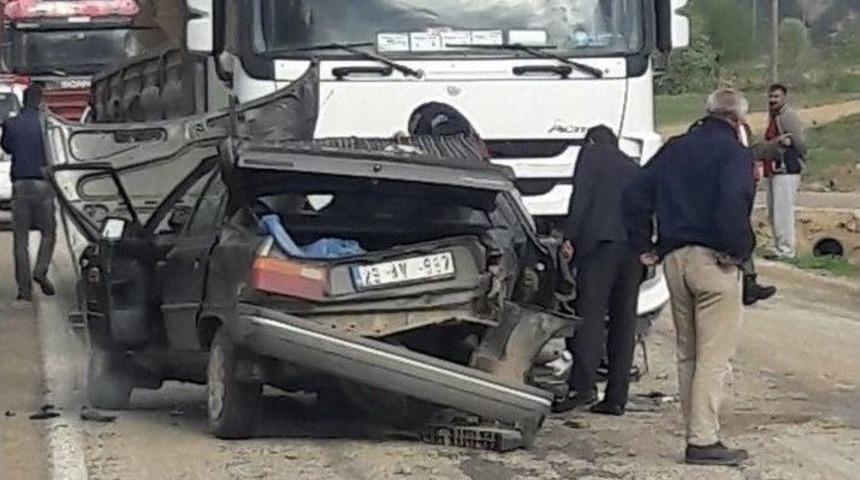 G&uuml;m&uuml;şhane&rsquo;de Trafik Kazası: 1 &Ouml;l&uuml;, 1 Yaralı