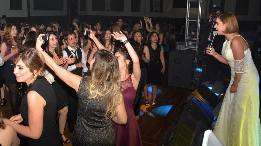 Merve &Ouml;zbey Adanalı Eczacıları Eğlendirdi