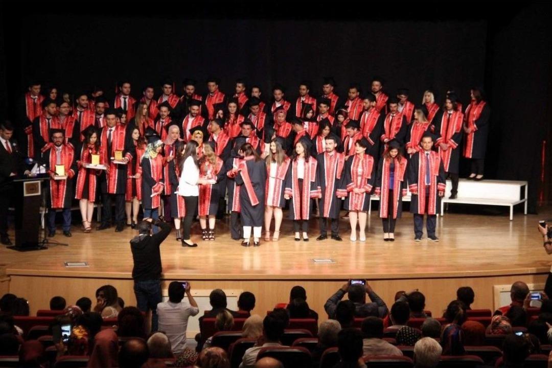 Sanat Tarihi &Ouml;ğrencilerinin Mezuniyet Sevinci