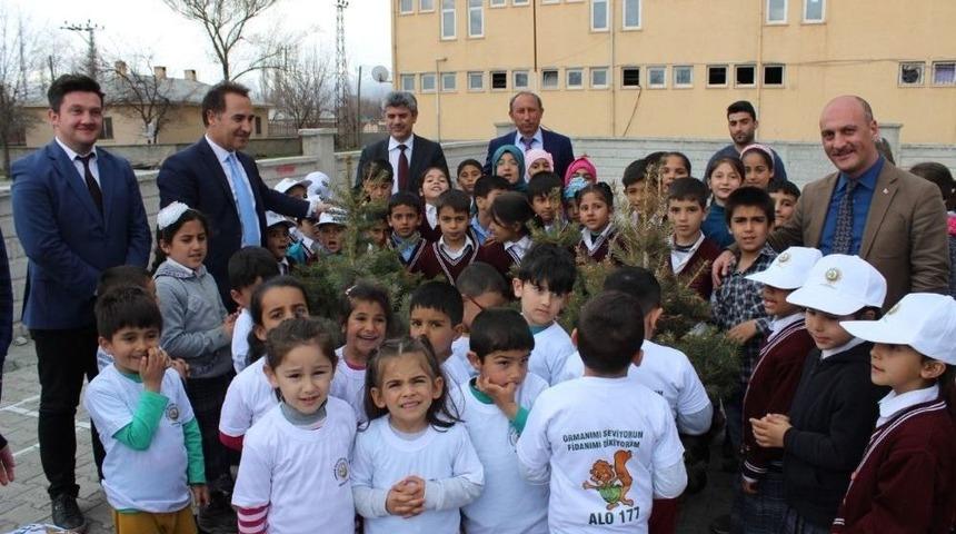 K&ouml;y Okulu Bah&ccedil;esine Fidan Dikimi