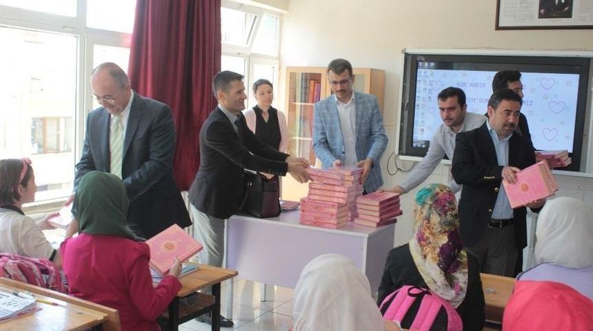Hayrat İnsani Yardım Derneği, İmam Hatip Ortaokulu &Ouml;ğrencilerine Kur&rsquo;an-ı Kerim Hediye Etti