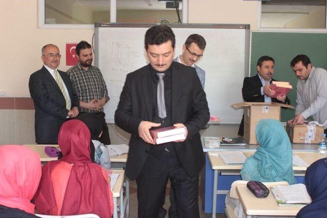 Hayrat İnsani Yardım Derneği, İmam Hatip Ortaokulu &Ouml;ğrencilerine Kur&rsquo;an-ı Kerim Hediye Etti 1