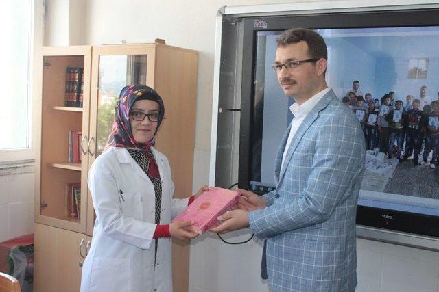 Hayrat İnsani Yardım Derneği, İmam Hatip Ortaokulu &Ouml;ğrencilerine Kur&rsquo;an-ı Kerim Hediye Etti 2