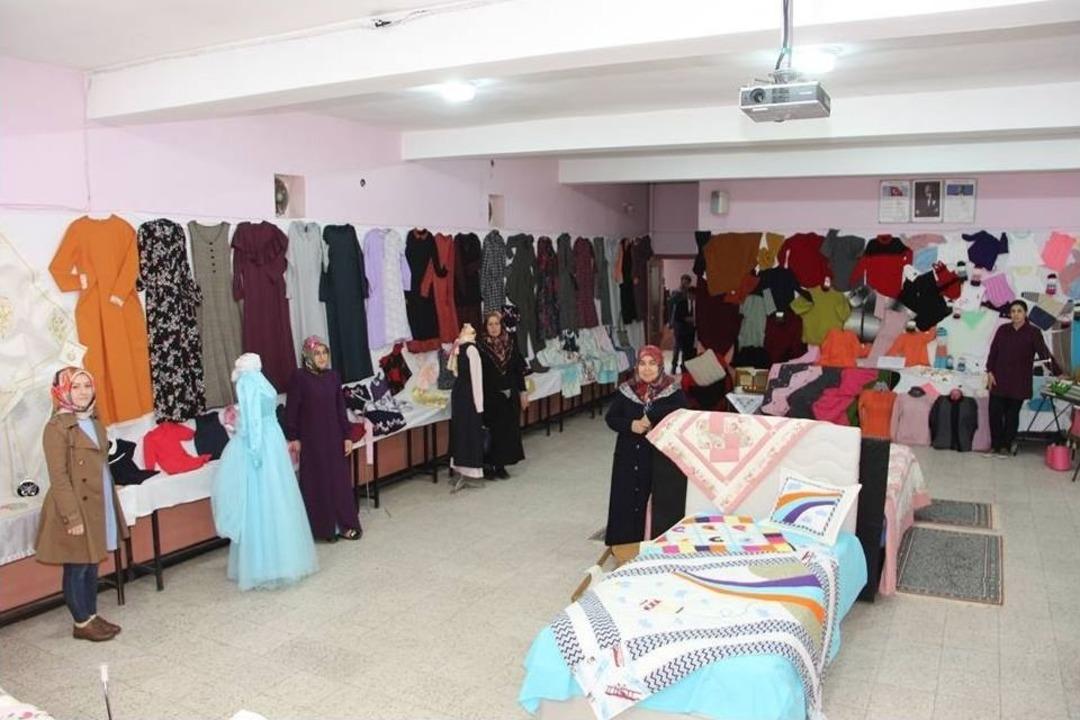 Ev Hanımları El Emeği &Uuml;r&uuml;nlerini Sergiledi