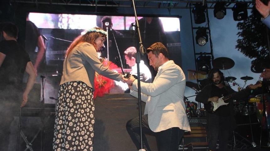 Binlerce Kişinin &Ouml;n&uuml;nde Diz &Ccedil;&ouml;kerek Evlilik Teklifi Yaptı