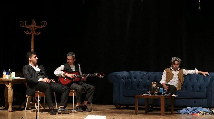 Tiyatro Festivali S&uuml;r&uuml;yor