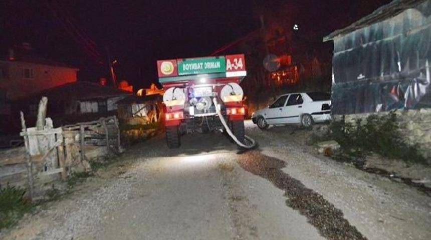 K&ouml;yde Ahşap Ev Yandı, Ahırdaki Hayvanları Vatandaşlar Kurtardı