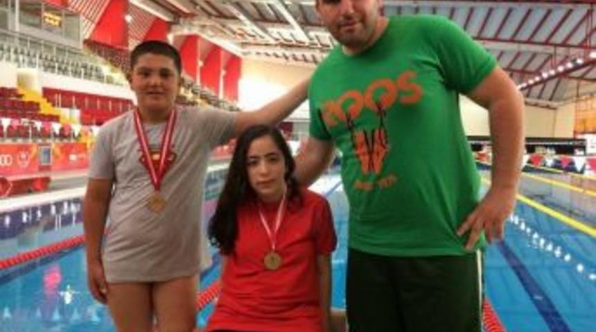 Karamanlı Bedensel Engelli Y&uuml;z&uuml;c&uuml;ler Şampiyonaya Madalyalarla Başladı