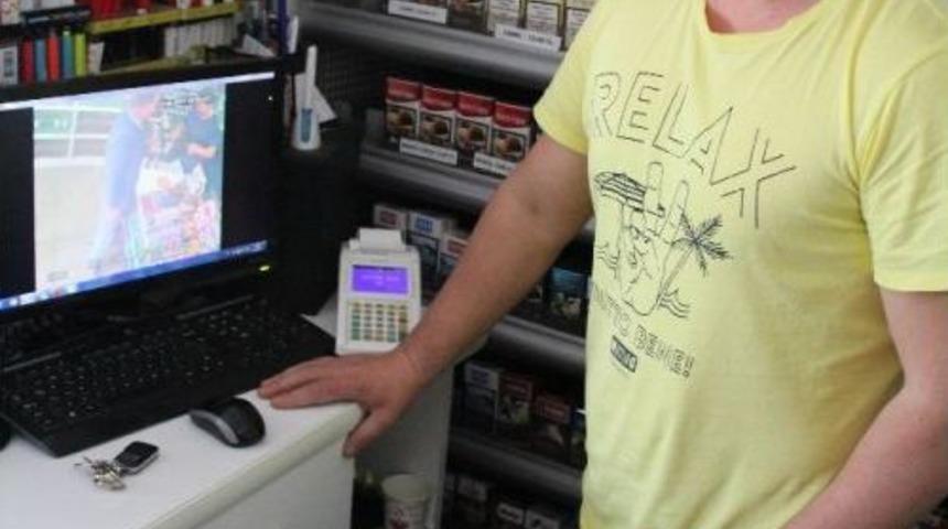 Sahte Polis, Yanında Getirdiği Boş Poşetleri İ&ccedil;kiyle Doldurup Ka&ccedil;arken Kameralara Yakalandı