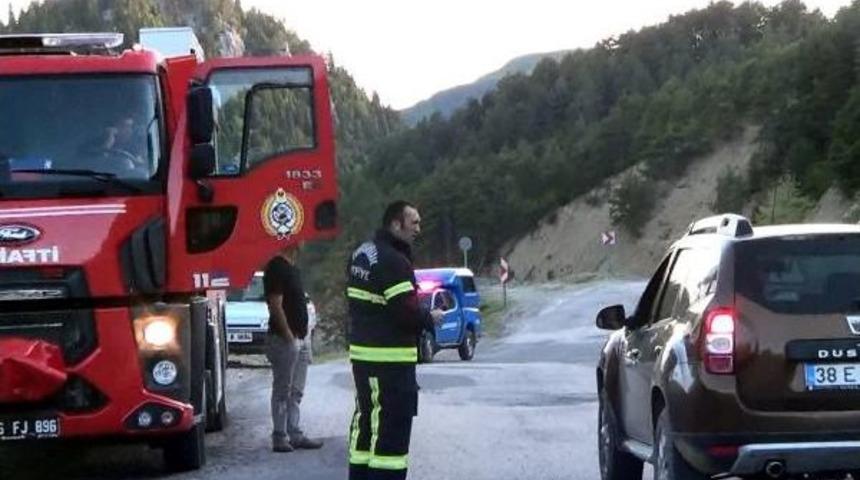 Andırın'da Iki Saat U&ccedil;uruma Yuvarlandığı Iddia Edilen Otomobil Arandı