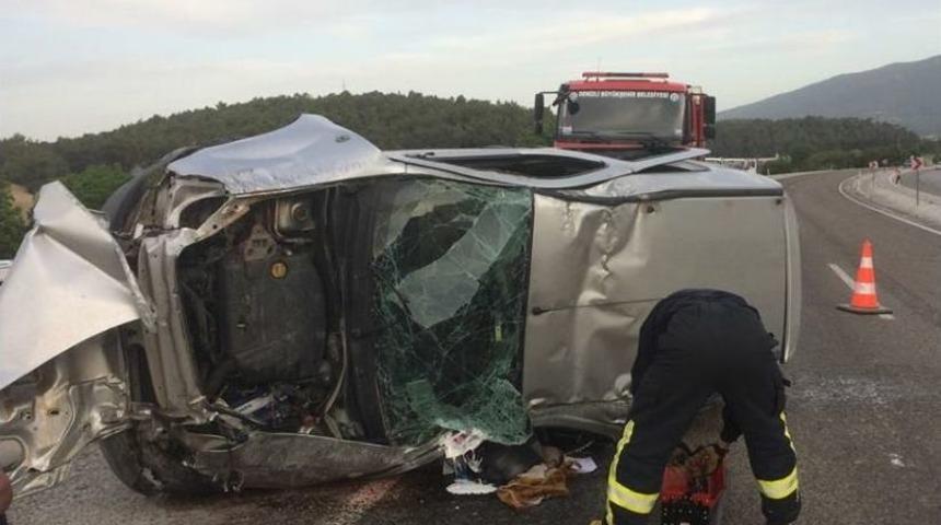 Kontrolden &Ccedil;ıkan Ara&ccedil; Takla Atarak Karşı Şeride Ge&ccedil;ti: 1 &Ouml;l&uuml;, 1 Yaralı