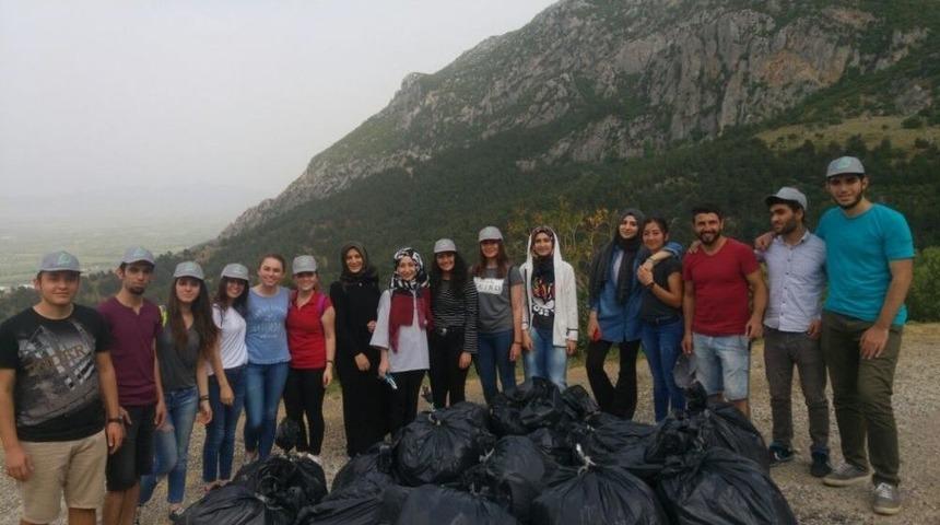 &Uuml;niversitelilerden Spil&rsquo;de Temizlik &Ccedil;alışması