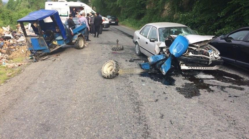 Patpat İle Otomobil Kafa Kafaya &Ccedil;arpıştı