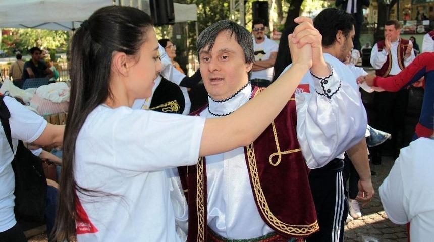 &Ccedil;&rsquo;engel Kafe Halk Dansları Topluluğu&rsquo;ndan Anlamlı Performans