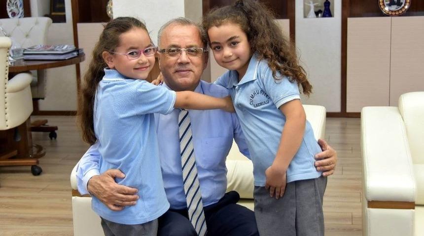 İki Minik &Ouml;ğrencinin Başkan Sevgisi