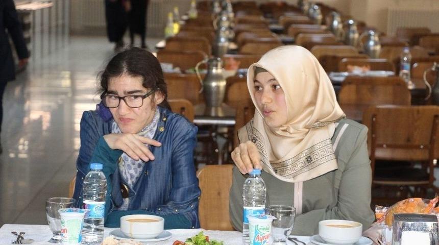 İşitme Engelli &Ouml;ğrencinden Anlamlı Kutlama