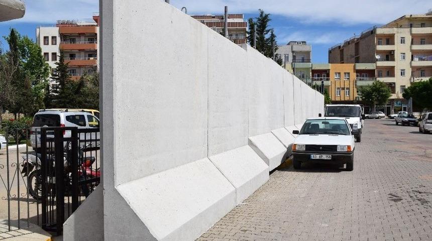 Belediye Binasının Etrafı G&uuml;venlik Duvarıyla &Ccedil;evrildi