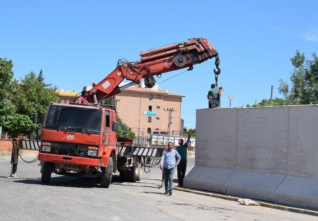Belediye Binasının Etrafı G&uuml;venlik Duvarıyla &Ccedil;evrildi 1
