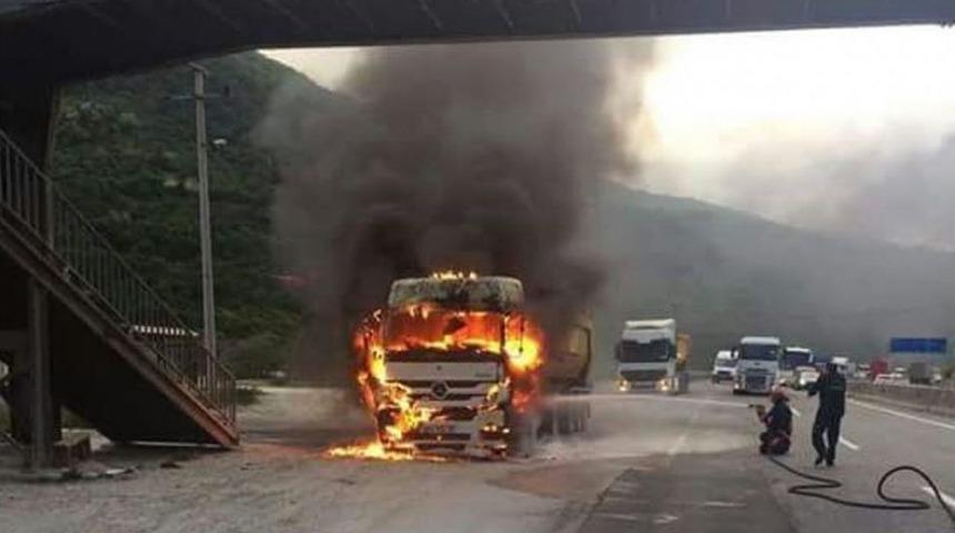 D-650 Karayolunda Hafriyat Kamyonu Yandı