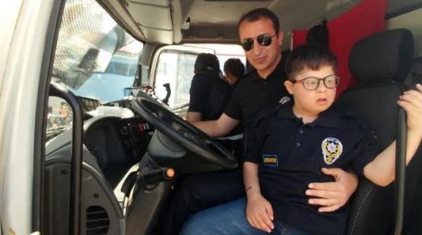 Engelli &Ccedil;ocuklar, 1 G&uuml;nl&uuml;ğ&uuml;ne Polis Oldu