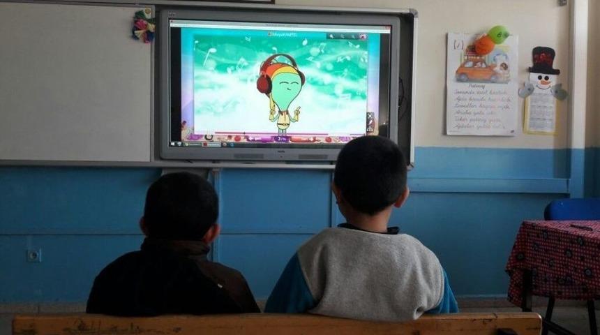 Ka&uuml;&rsquo;l&uuml; &Ouml;ğrenciler Okuma, Yazma G&uuml;&ccedil;l&uuml;ğ&uuml; &Ccedil;eken &Ouml;ğrencilere Anlamlı Destek