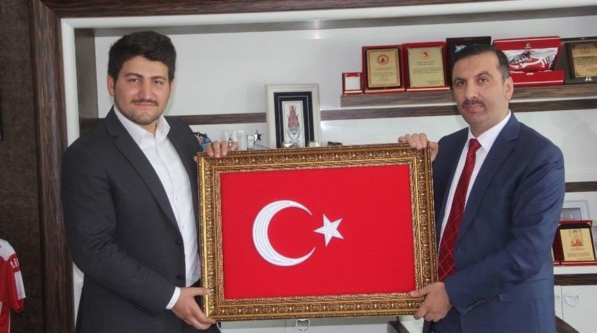 15 Temmuz Gazisinden Sarıcaoğlu&rsquo;na Nakış İşlemeli T&uuml;rk Bayrağı Tablosu