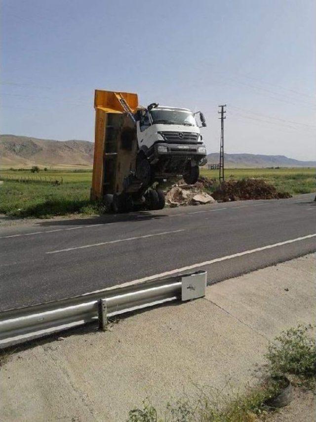 Nusaybin'de Kamyon Dorsesi Havada Kaldı