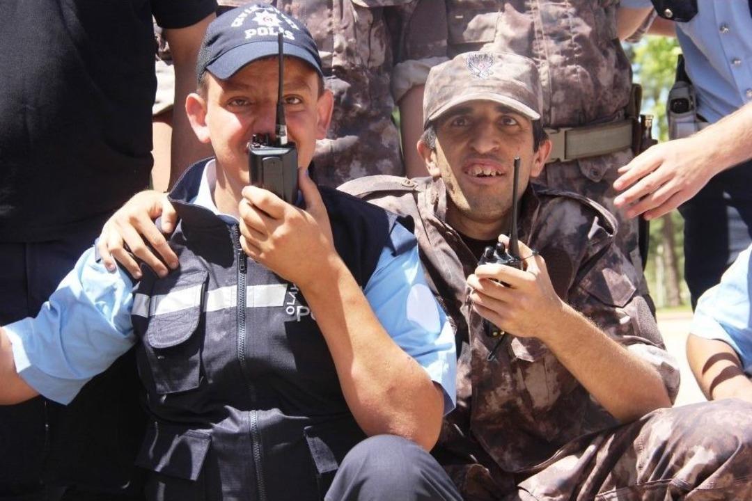Engelliler Bir G&uuml;nl&uuml;ğ&uuml;ne Polis Oldu