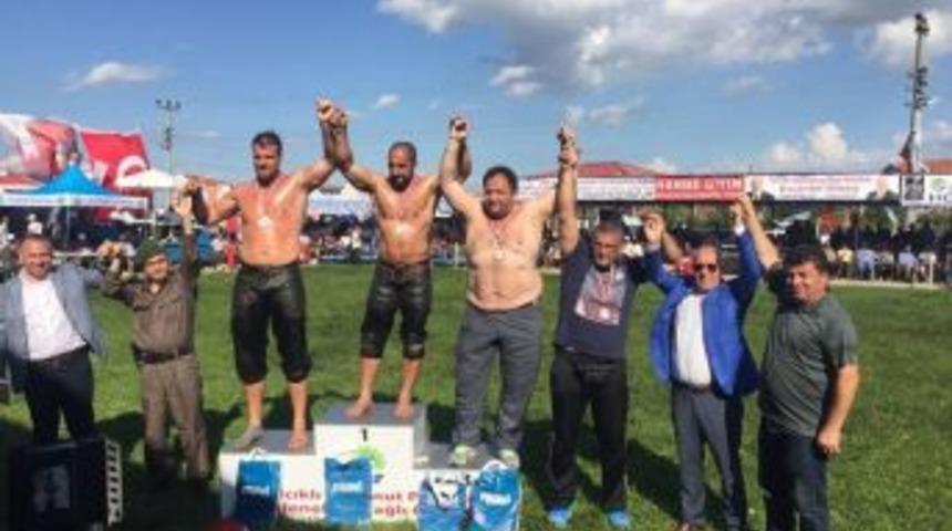 Başkan Uyan, Dereceye Giren Başpehlivanlara Madalyalarını Verdi