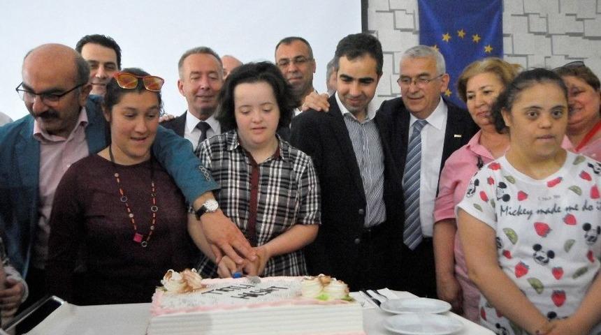 Engelli Anneleri Tatlı Yapmayı &Ouml;ğreniyor