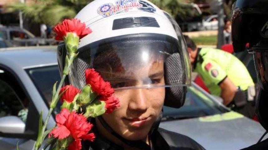 Polisten 'g&uuml;venli Kask' Hediyesi