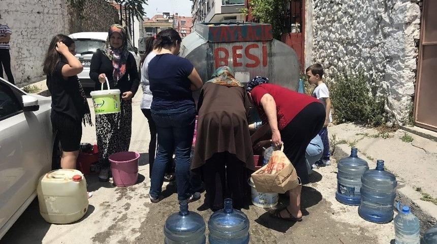 İzmir&rsquo;de Damacanalarla Su &Ccedil;ilesi