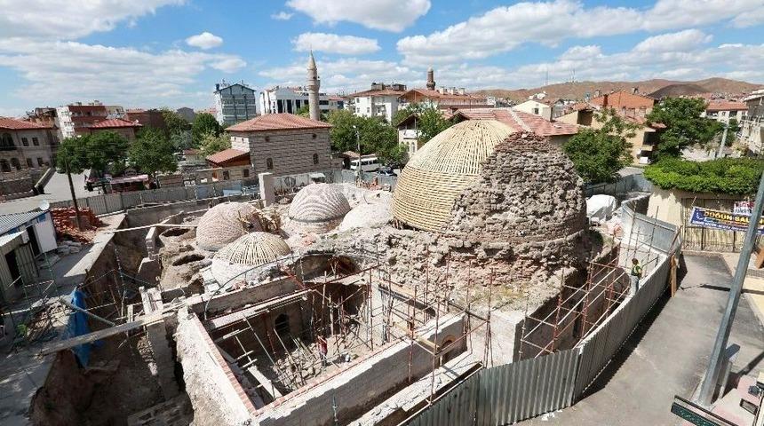 Aksaray&rsquo;da 2. Kılı&ccedil;aslan Hamamının Kubbeleri Ortaya &Ccedil;ıkıyor