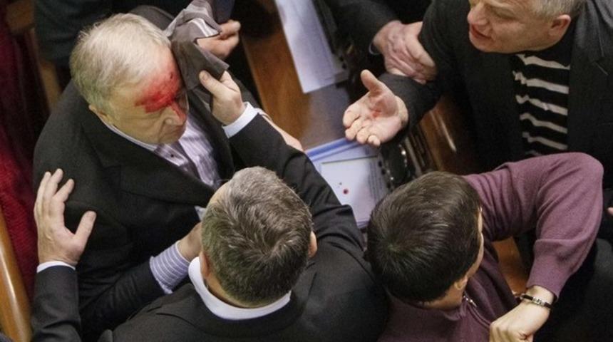 Parlamentoda meydan dayağı