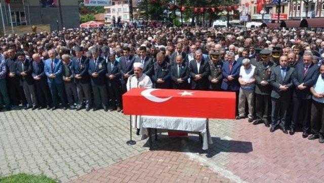 Kalp Krizinden Ölen Asker Toprağa Verildi