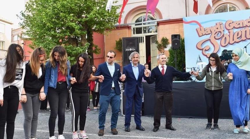 Başkan Demircan &Ouml;ğrencilerle Birlikte Halay &Ccedil;ekti