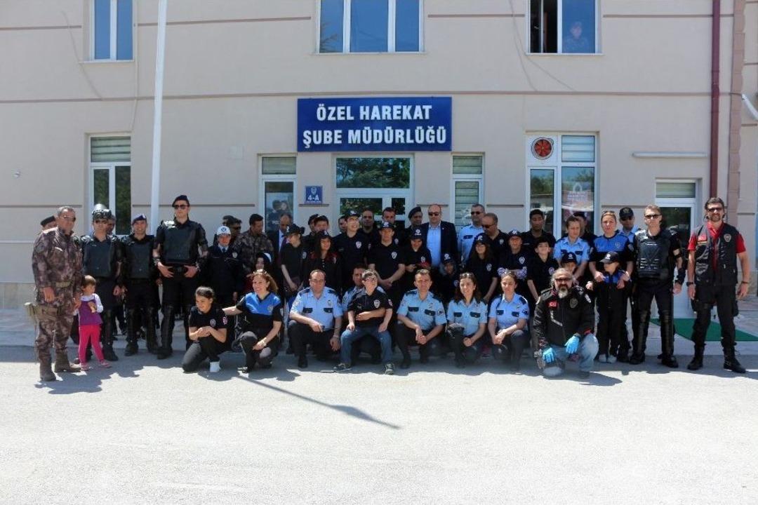 Engelli &Ccedil;ocuklar Toma&rsquo;yla Su Sıktı