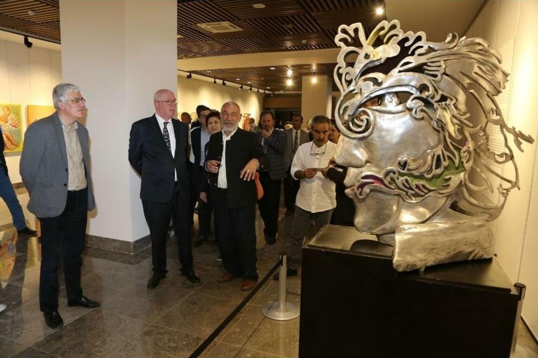 Bowling Salonu &Ccedil;ağdaş Sanatlar Galerisine D&ouml;n&uuml;şt&uuml;r&uuml;ld&uuml;