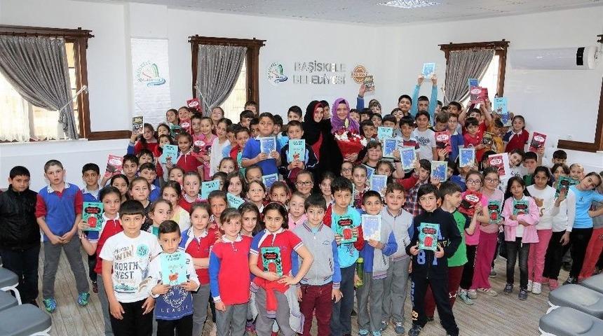 Kitap Okuyan 100 &Ouml;ğrencinin &Ouml;d&uuml;l&uuml; Yazarla Buluşma Oldu