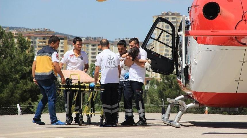 Helikopterle Tedaviye Getirilen &Ccedil;ocuk, Elindeki Oyuncağı Bırakmadı